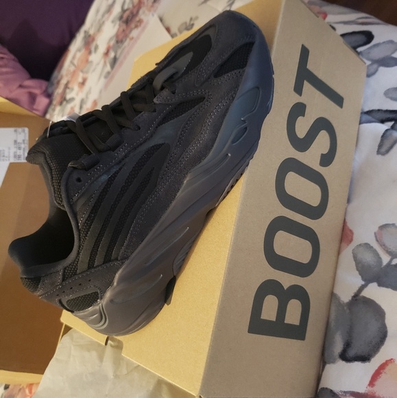 Yeezy - Picture 2 of 5